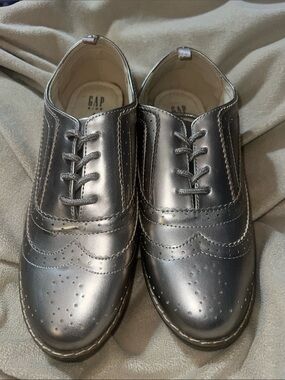 GAP KIDS Metallic gold/silver Casual Oxford Shoes: brand new , size 4